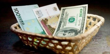 Российский рубль укрепляется на фоне основных валют